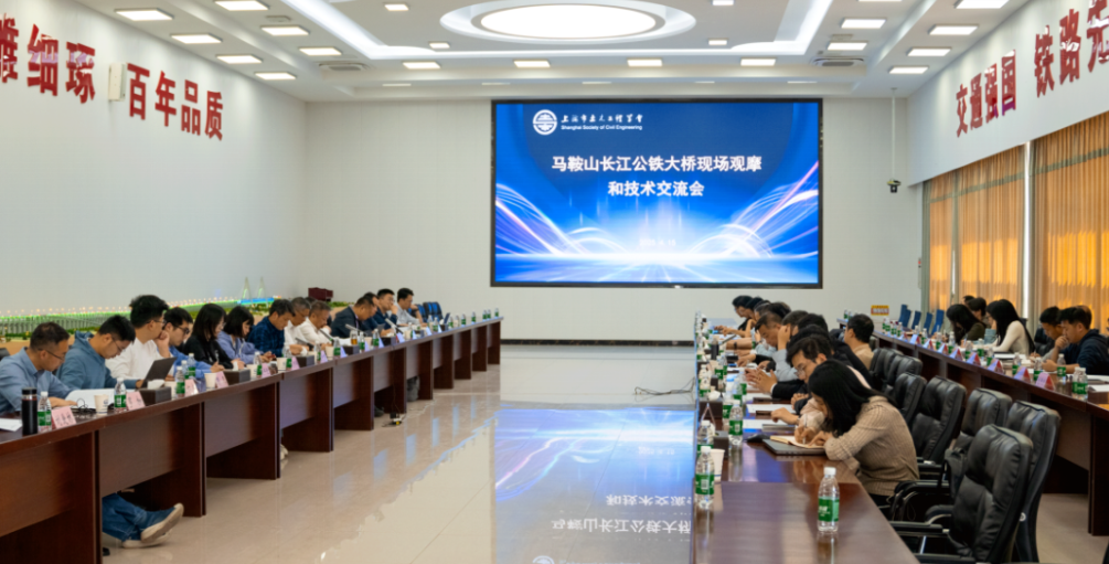 会议室里的人们AI 生成的内容可能不正确。
