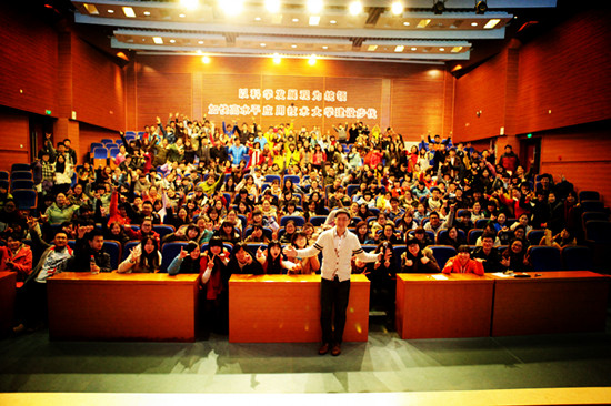 邱老师与我校学生合影