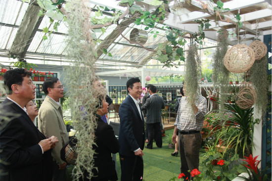 校领导陪同来访一行考察我校生态学院