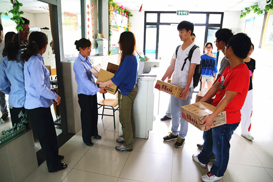 同学们为宿管阿姨送上凉茶