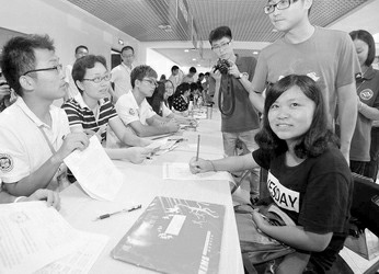 林琳(右前)在开学报到现场 记者 孙中钦摄