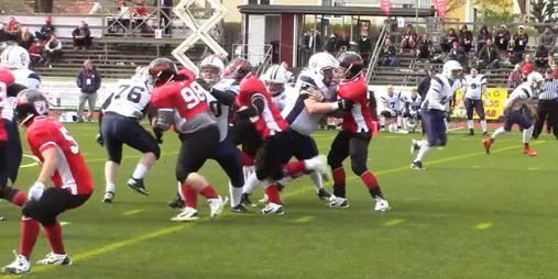 我校队员在比赛中奋力拼搏