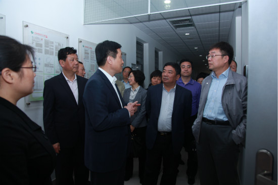 校领导陪同来访一行考察我校香料学院