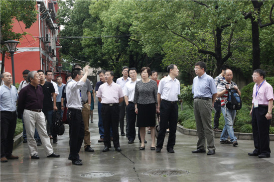 校领导陪同市教委领导和专家组实地考察