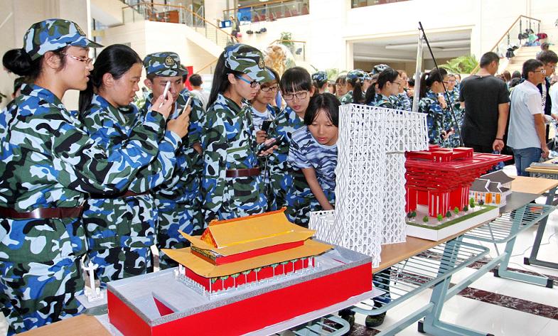 大一新生参观三创教育成果展示会