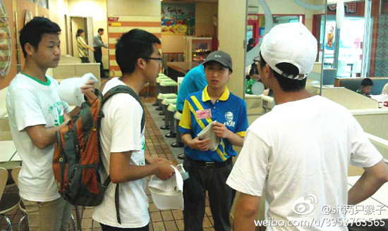 同学们积极参与活动