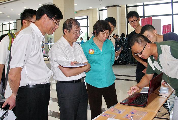 校领导参观三创成果展示会
