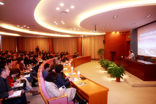 党委中心组成员、中层干部及党支部书记认真听取报告