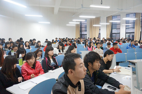 讲座现场同学们聚精会神聆听报告