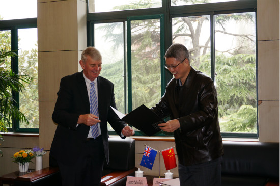 张锁怀热情接待新西兰奥克兰理工大学校董James Schofield