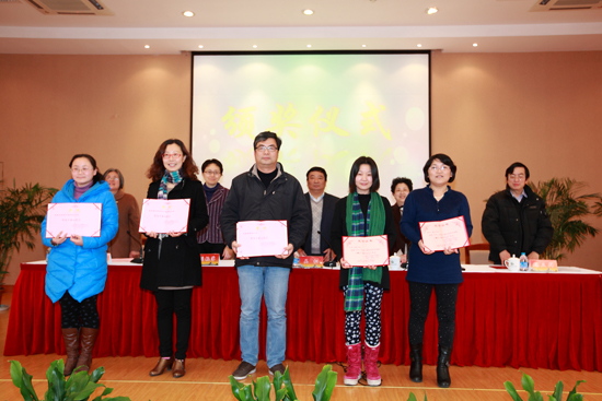 获奖代表上台领取荣誉证书