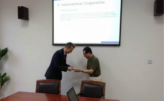 校领导会见来访一行