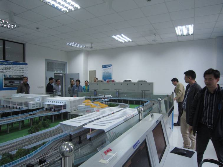 市教委高教处对我校申报上海市实验教学示范中心建设单位进行现场考察