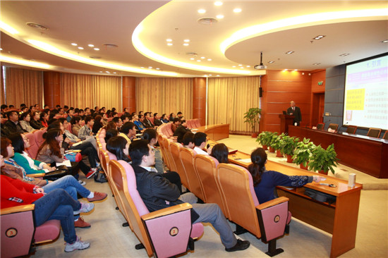 与会师生认真听取报告