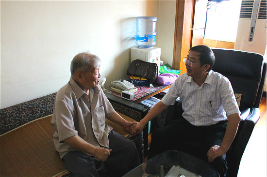 刘宇陆看望老干部