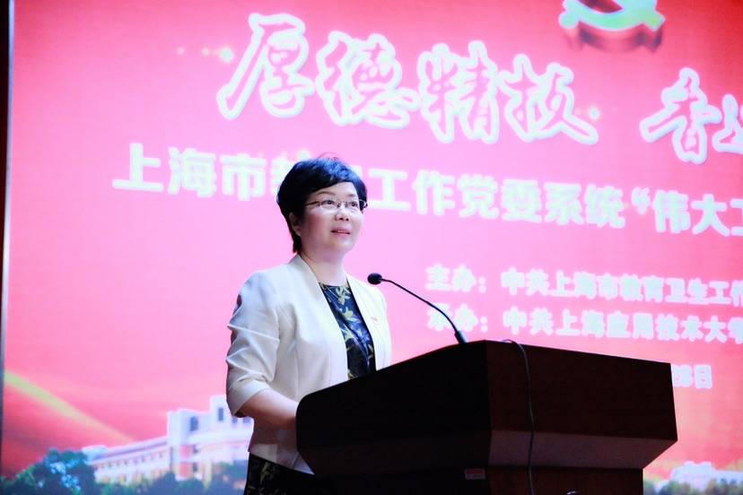 上海应用技术大学党委副书记、校长柯勤飞导课。学校供图,下同。