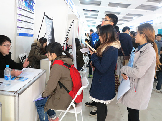 毕业生和用人单位热烈交流