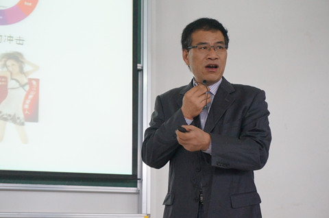 吴福安向同学介绍有效沟通的重要性