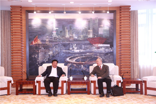 吴松与颜德岳(右一)进行报告会前交流