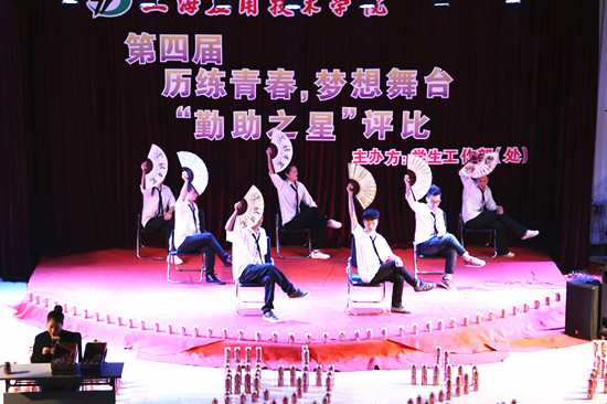 同学们在晚会上表演了精彩的节目