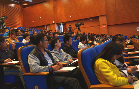 学生们认真聆听讲座