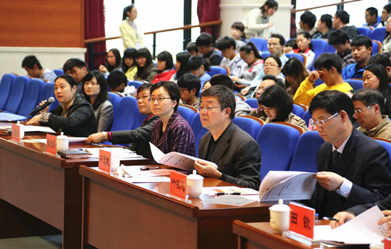 评审委员会认真审核候选人材料