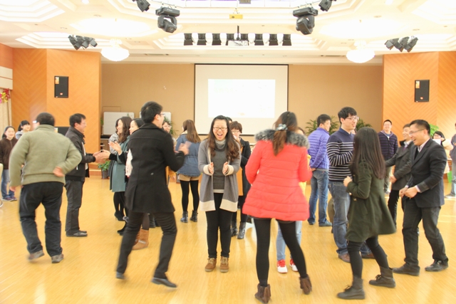 参会团干部开展团体训练活动