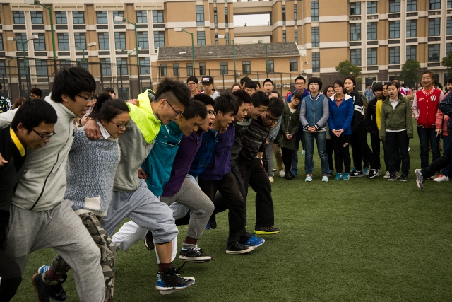 十人十一足比赛过程中,凝神聚力,步调一致